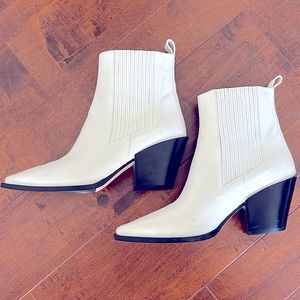 Women’s White Cream Kate leather AEYDE ankle boot
Stacked heel 
Size 8.5 (39)